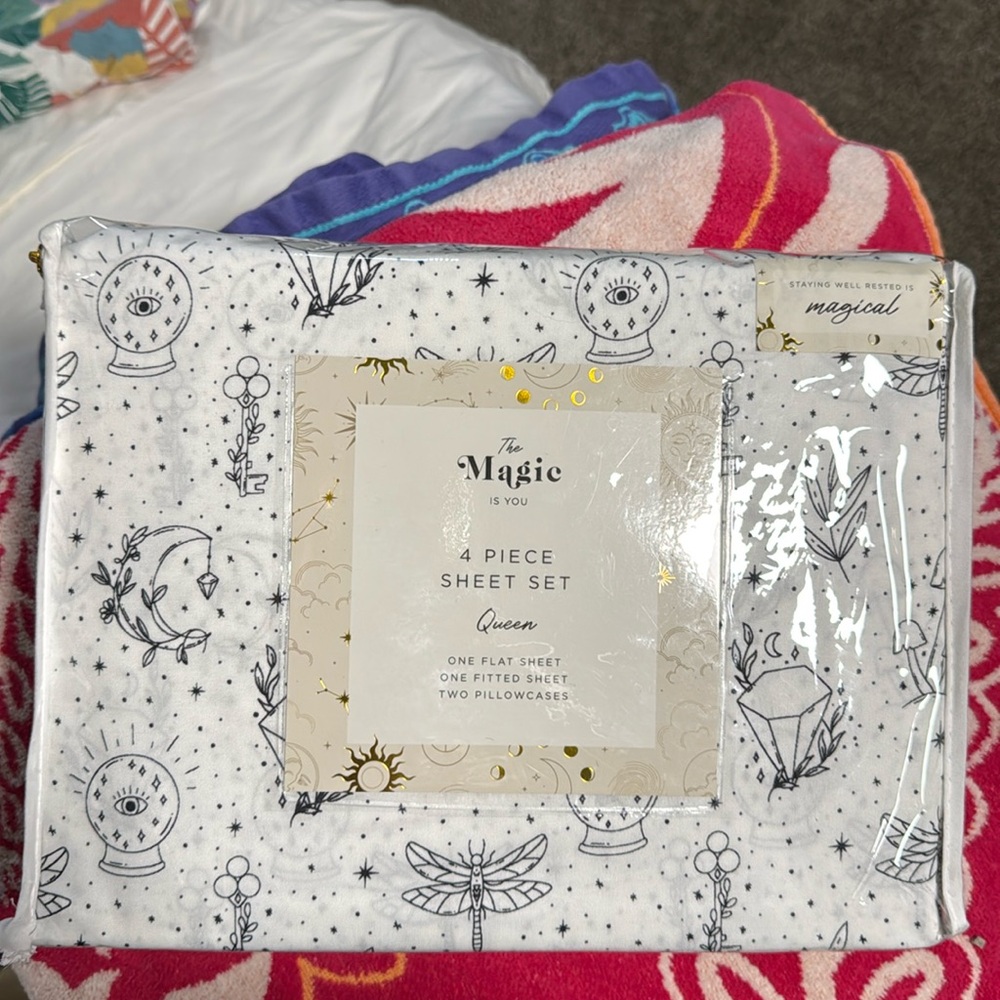Queen sheet set
Magic print!